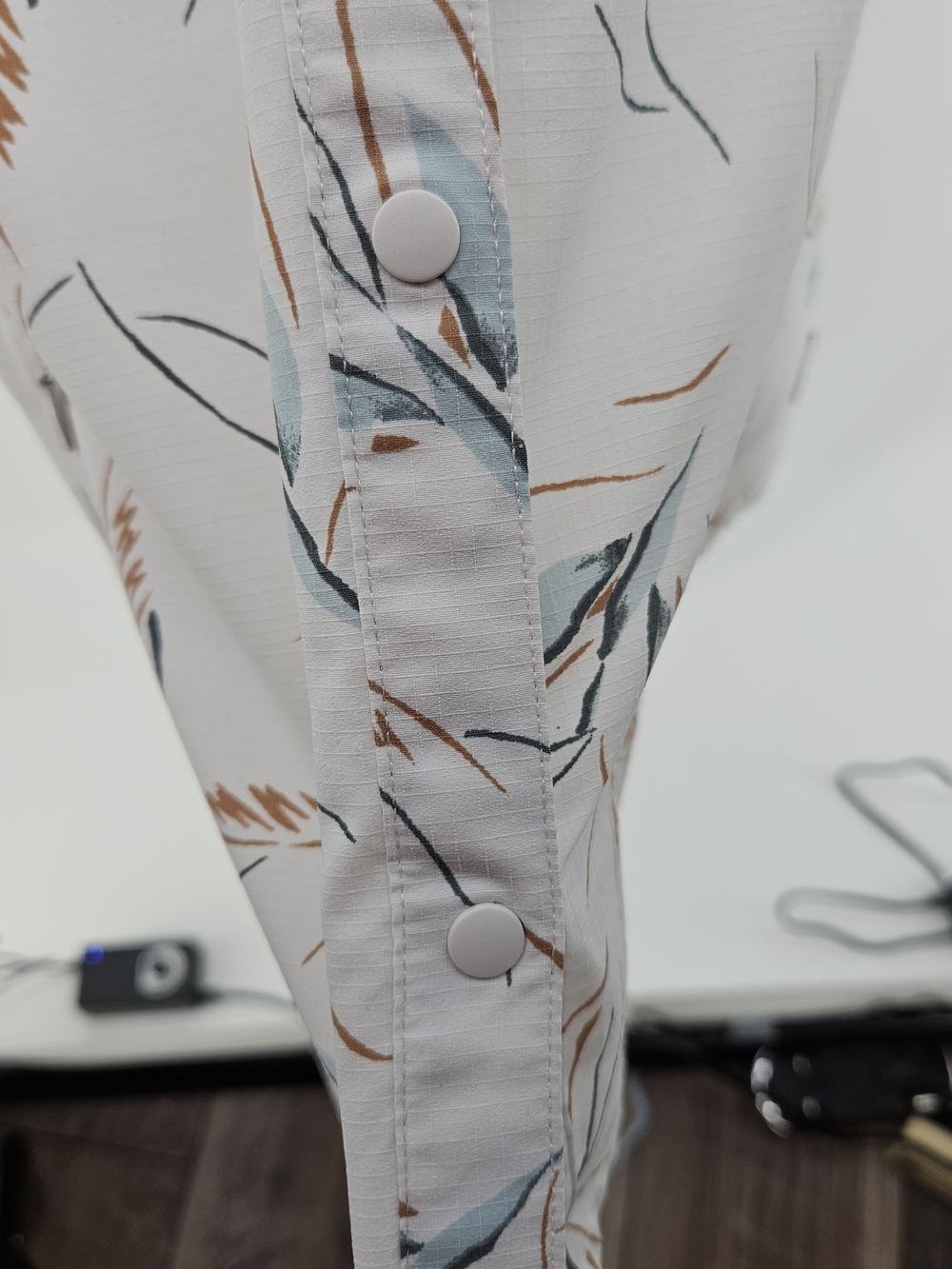 Royal Robbins Botanical Floral Button Up Shirt Womens Small Roll Tab Travel - Picture 7 of 7